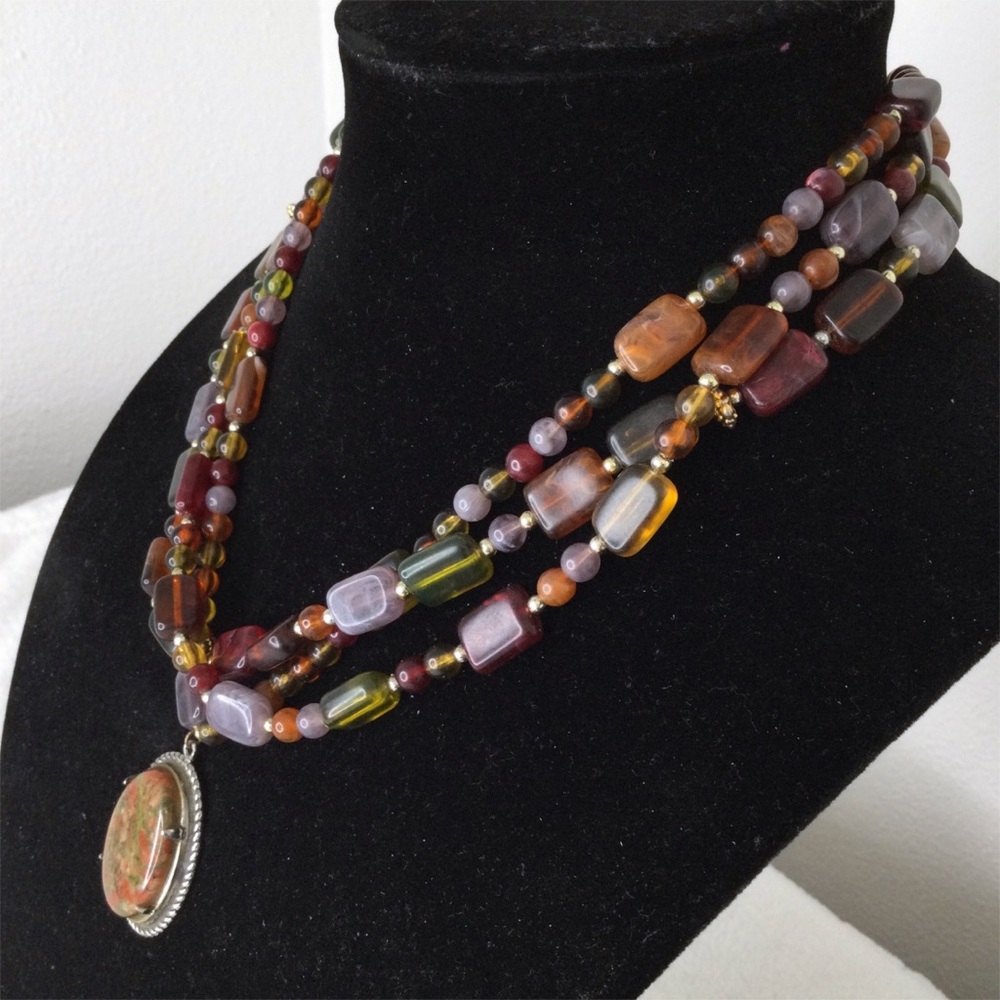 LAST CHANCE -RE-LISTING AT $48 TOMORROW Vtg Unakite Pendant Lucite Bead Necklace - Picture 4 of 16